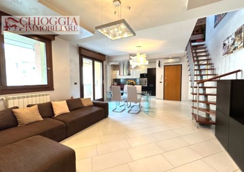RIF.104 – SOTTOMARINA, ATTICO CON TERRAZZI E AMPIO GARAGE