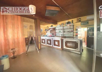 RIF.932 - CIVE' DI COREZZOLA, LOCALE COMMERCIALE A Euro 60.000.