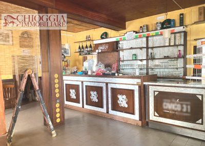 RIF.932 - CIVE' DI COREZZOLA, LOCALE COMMERCIALE A Euro 60.000.