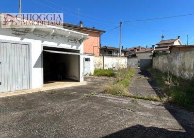 RIF.108 - BRONDOLO, CAPANNONE CON MAGAZZINI E AMPIO SCOPERTO.