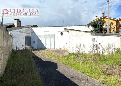 RIF.108 - BRONDOLO, CAPANNONE CON MAGAZZINI E AMPIO SCOPERTO.