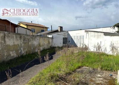 RIF.108 - BRONDOLO, CAPANNONE CON MAGAZZINI E AMPIO SCOPERTO.