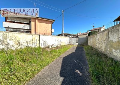 RIF.108 - BRONDOLO, CAPANNONE CON MAGAZZINI E AMPIO SCOPERTO.