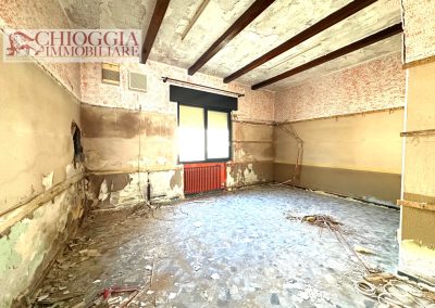 RIF.111 - LOCALE DI 200 mq. IDEALE PER ATTIVITA'