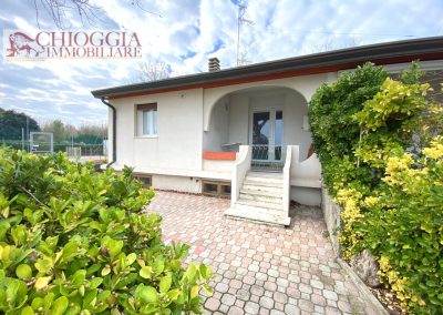 RIF.126 - CASA CON TRE APPARTAMENTI E PISCINA – ISOLA VERDE
