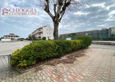 RIF.126 - CASA CON TRE APPARTAMENTI E PISCINA – ISOLA VERDE