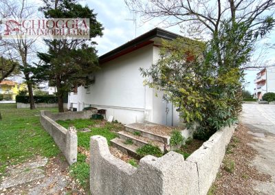 RIF.126 - CASA CON TRE APPARTAMENTI E PISCINA – ISOLA VERDE