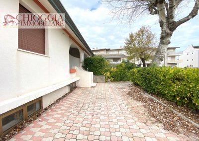 RIF.126 - CASA CON TRE APPARTAMENTI E PISCINA – ISOLA VERDE