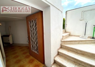 RIF.126 - CASA CON TRE APPARTAMENTI E PISCINA – ISOLA VERDE