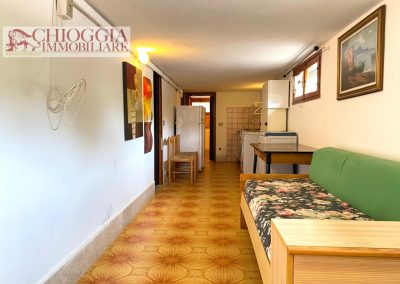 RIF.126 - CASA CON TRE APPARTAMENTI E PISCINA – ISOLA VERDE