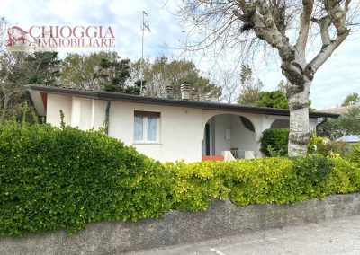 RIF.126 - CASA CON TRE APPARTAMENTI E PISCINA – ISOLA VERDE
