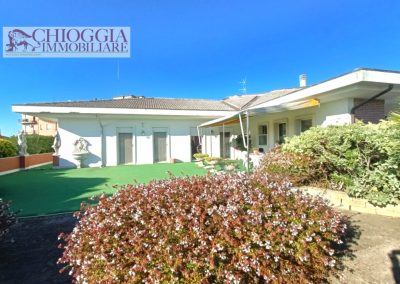 RIF.118- CHIOGGIA, ATTICO CON 300 mq DI TERRAZZO E GARAGE DI 80 mq.