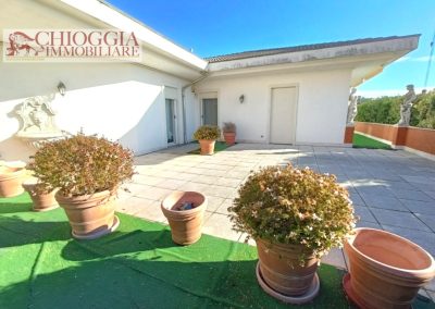 RIF.118- CHIOGGIA, ATTICO CON 300 mq DI TERRAZZO E GARAGE DI 80 mq.