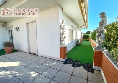 RIF.118- CHIOGGIA, ATTICO CON 300 mq DI TERRAZZO E GARAGE DI 80 mq.