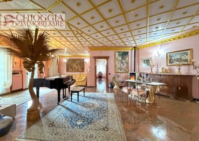 RIF.118- CHIOGGIA, ATTICO CON 300 mq DI TERRAZZO E GARAGE DI 80 mq.