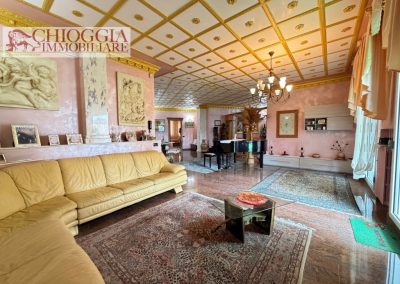 RIF.118- CHIOGGIA, ATTICO CON 300 mq DI TERRAZZO E GARAGE DI 80 mq.