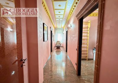 RIF.118- CHIOGGIA, ATTICO CON 300 mq DI TERRAZZO E GARAGE DI 80 mq.