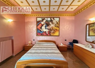 RIF.118- CHIOGGIA, ATTICO CON 300 mq DI TERRAZZO E GARAGE DI 80 mq.