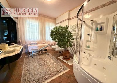 RIF.118- CHIOGGIA, ATTICO CON 300 mq DI TERRAZZO E GARAGE DI 80 mq.