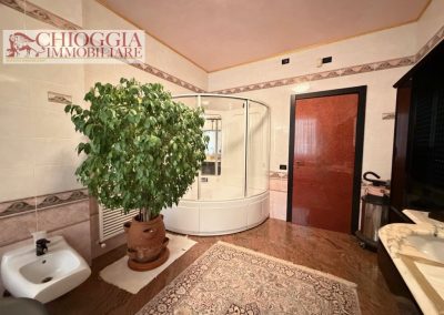 RIF.118- CHIOGGIA, ATTICO CON 300 mq DI TERRAZZO E GARAGE DI 80 mq.