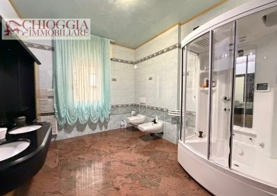 RIF.118- CHIOGGIA, ATTICO CON 300 mq DI TERRAZZO E GARAGE DI 80 mq.