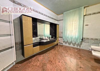 RIF.118- CHIOGGIA, ATTICO CON 300 mq DI TERRAZZO E GARAGE DI 80 mq.