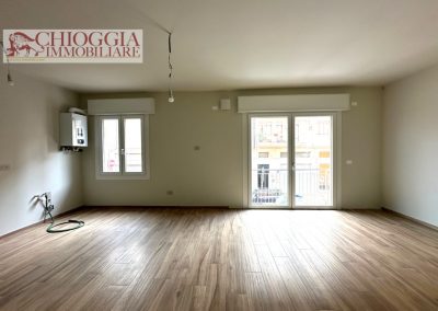 RIF.135 - SOTTOMARINA CENTRO, AFFACCIATO SU VIALE TRIESTE.