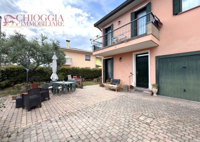 RIF.121- VILLA A SCHIERA DI TESTA CON 3 CAMERE, GARAGE E AMPIO GIARDINO.