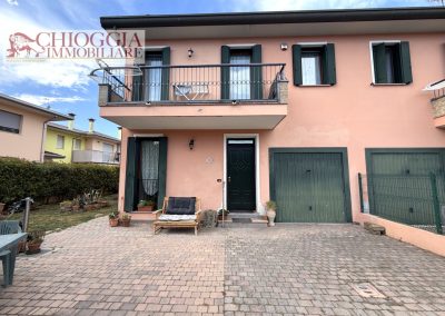 RIF.121- VILLA A SCHIERA DI TESTA CON 3 CAMERE, GARAGE E AMPIO GIARDINO.