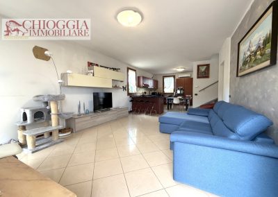 RIF.121- VILLA A SCHIERA DI TESTA CON 3 CAMERE, GARAGE E AMPIO GIARDINO.