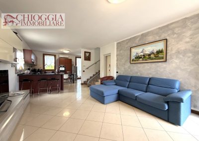RIF.121- VILLA A SCHIERA DI TESTA CON 3 CAMERE, GARAGE E AMPIO GIARDINO.