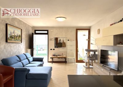 RIF.121- VILLA A SCHIERA DI TESTA CON 3 CAMERE, GARAGE E AMPIO GIARDINO.
