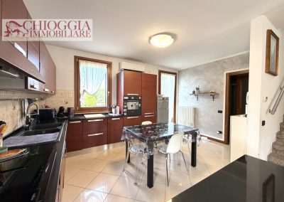 RIF.121- VILLA A SCHIERA DI TESTA CON 3 CAMERE, GARAGE E AMPIO GIARDINO.