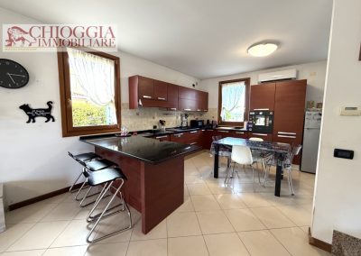 RIF.121- VILLA A SCHIERA DI TESTA CON 3 CAMERE, GARAGE E AMPIO GIARDINO.
