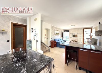 RIF.121- VILLA A SCHIERA DI TESTA CON 3 CAMERE, GARAGE E AMPIO GIARDINO.