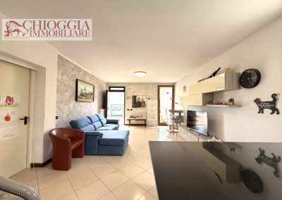 RIF.121- VILLA A SCHIERA DI TESTA CON 3 CAMERE, GARAGE E AMPIO GIARDINO.