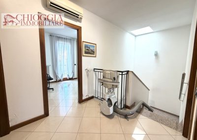 RIF.121- VILLA A SCHIERA DI TESTA CON 3 CAMERE, GARAGE E AMPIO GIARDINO.