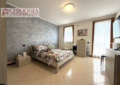 RIF.121- VILLA A SCHIERA DI TESTA CON 3 CAMERE, GARAGE E AMPIO GIARDINO.