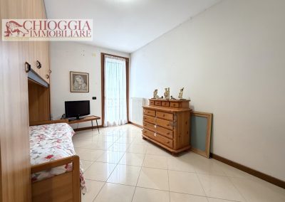 RIF.121- VILLA A SCHIERA DI TESTA CON 3 CAMERE, GARAGE E AMPIO GIARDINO.