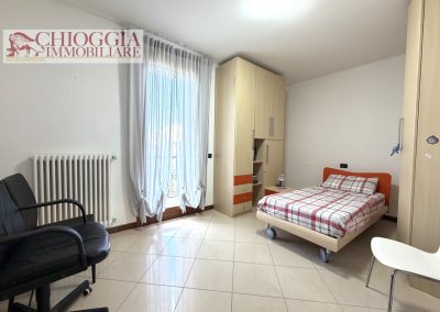 RIF.121- VILLA A SCHIERA DI TESTA CON 3 CAMERE, GARAGE E AMPIO GIARDINO.