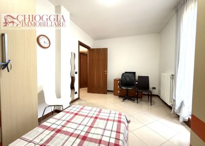 RIF.121- VILLA A SCHIERA DI TESTA CON 3 CAMERE, GARAGE E AMPIO GIARDINO.
