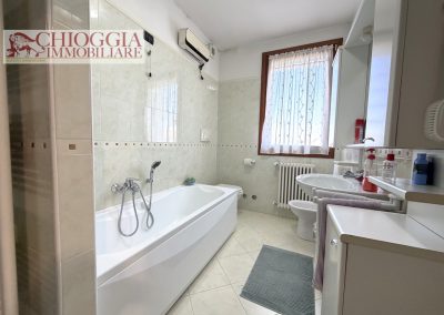 RIF.121- VILLA A SCHIERA DI TESTA CON 3 CAMERE, GARAGE E AMPIO GIARDINO.