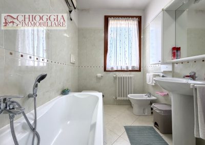 RIF.121- VILLA A SCHIERA DI TESTA CON 3 CAMERE, GARAGE E AMPIO GIARDINO.