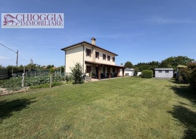 RIF.94 - CASA SINGOLA CON GIARDINO. Euro 260.000.