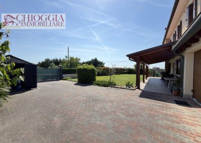 RIF.94 - CASA SINGOLA CON GIARDINO. Euro 260.000.