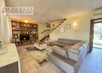 RIF.94 - CASA SINGOLA CON GIARDINO. Euro 260.000.