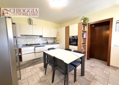 RIF.94 - CASA SINGOLA CON GIARDINO. Euro 260.000.