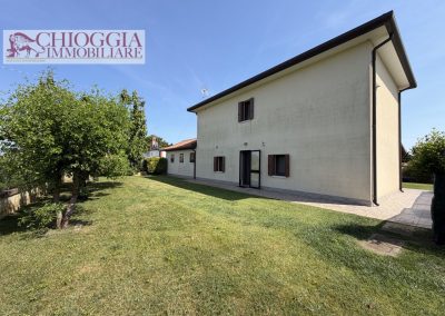 RIF.94 - CASA SINGOLA CON GIARDINO. Euro 260.000.