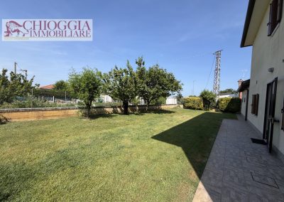 RIF.94 - CASA SINGOLA CON GIARDINO. Euro 260.000.