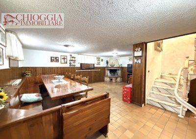 RIF.95 - SOTTOMARINA, VILLA A SCHIERA DI TESTA.